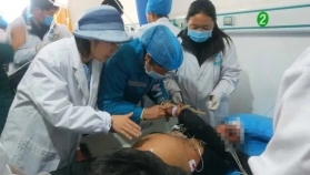 雪域高原上的生命接力 | 入藏第三天，区人民医院援藏医疗队员紧急救治重伤孕妇